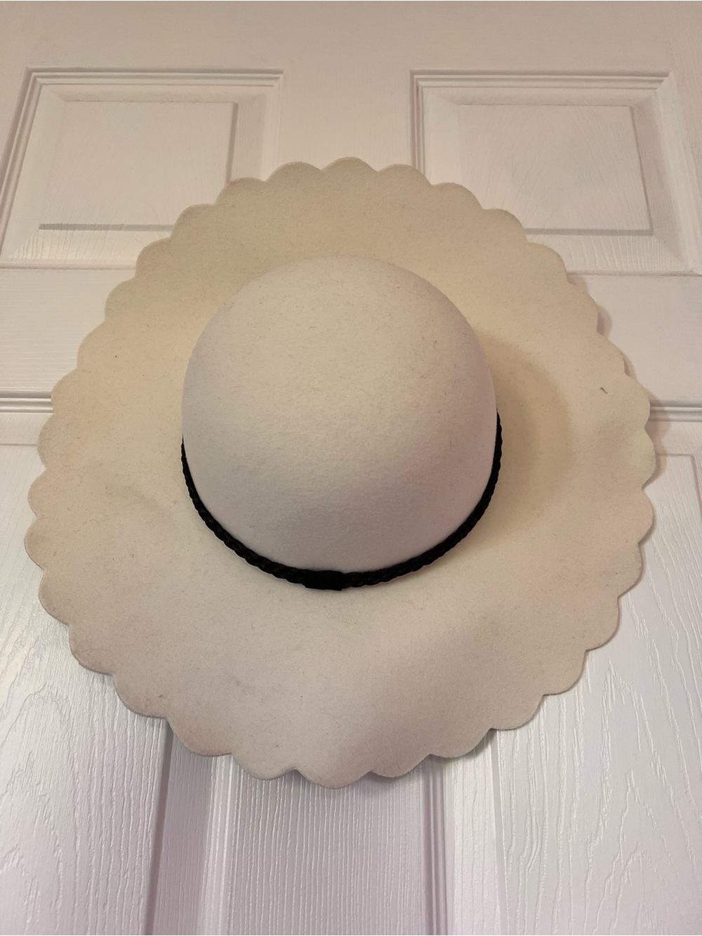 Women's Scalloped Brim Felt Hat - Cream with Black Band